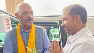 सीईओ एयर मार्शल जितेंद्र मिश्र और महर्षि वाल्मीकि अंतरराष्ट्रीय हवाईअड्डा के निदेशक धीरेंद्र सिंह