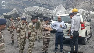 CISF के डीआईजी राजेश मिश्रा एवं बीसीसीएल के जीएम सिक्योरिटी मो. हफिजूल कुरैशी जमुनिया हाई वाल पैच का निरीक्षण करते। (फोटो जागरण)