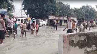 सारण में एनएच-19 पर चढ़ा पानी। जागरण