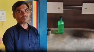 . छत्तीसगढ़ के स्कूल में हाथ में महुआ की बोतल लिए दिखे टीचर(फोटो: सोशल मीडिया)