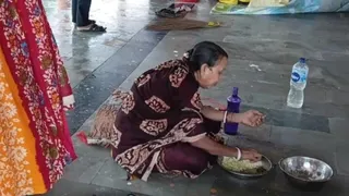रामायण मेला परिसर में खाना खातीं मेदनीपुर निवासी ज्योत्सना दास। जागरण