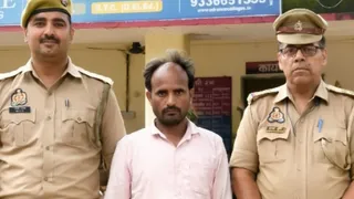 पुलिस गिरफ्त में आरोपी।