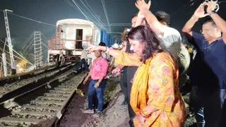 तिलडांगा-न्यू फरक्का के बीच क्षतिग्रस्त रेल पटरी की मरम्मत के बाद ट्रेनों का परिचालन शुरू करवातीं पूर्व रेलवे की जीएम गीतिका पांडेय व अन्य। (फोटो जागरण)
