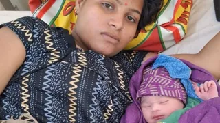 अलीगढ़ महिला अस्पताल में प्रसव के बाद जच्चा-बच्चा।