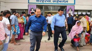 बरहड़वा प्रखंड कार्यालय में SIR के कार्यों का जायजा लेकर बाहर निकलते झारखंड के मुख्य निर्वाचन पदाधिकारी के रविकुमार और अन्य। (फोटो जागरण)