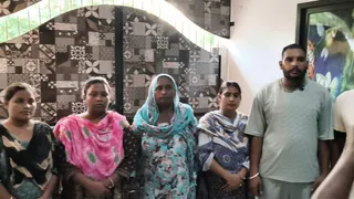 रवि से जुड़े घटनाक्रम की जानकारी देते हुए परिवार।
