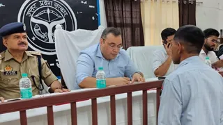 कासगंज में संपूर्ण समाधान दिवस पर शिकायतें सुनते डीएम और एसपी।