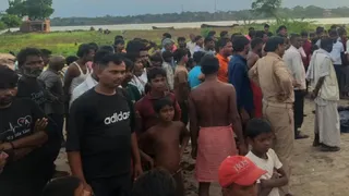 कौशांबी में तीन बच्चों के यमुना में डूबने के बाद मौजूद पुलिस एवं ग्रामीण। जागरण