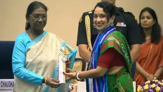 शिक्षक दिवस पर नई दिल्ली में मुनमुन भट्टाचार्य को राष्ट्रीय शिक्षक अवार्ड से सम्मानित करतीं राष्ट्रपति द्रौपदी मुर्मु। (फोटो साैजन्य)