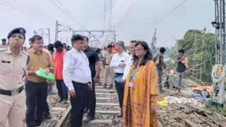 न्यू फरक्का स्टेशन के समीप हो रहे ट्रैक मरम्मती कार्य का निरीक्षण करती पूर्व रेलवे की जीएम गीतिका पांडेय। (जागरण)