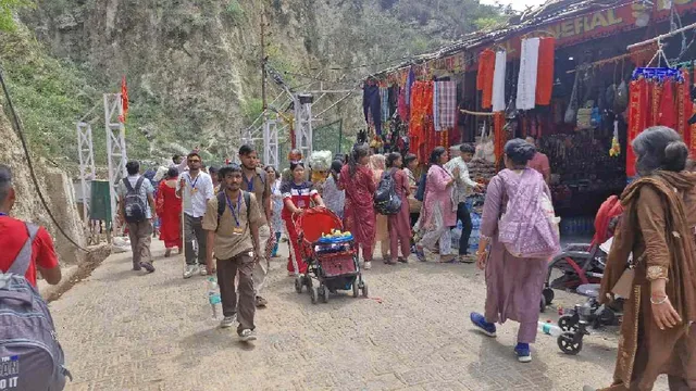 मां वैष्णो देवी की यात्रा सुचारू रूप से जारी, मौसम के बदलते मिजाज के बीच श्रद्धालुओं को मिल रहीं सभी सुविधाएं

