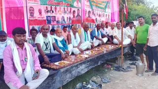 किसानों ने किया विभागों का सांकेतिक अंतिम संस्कार