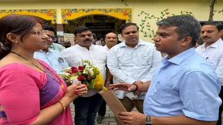 सीएमओ से बंगला खाली न कराने की मांग को लेकर प्रांतीय चिकित्सा सेवा संघ की अध्यक्ष डॉ. अंकिता पांडेय ने प्रयागराज के डीएम को ज्ञापन सौंपा। सौ. संघ