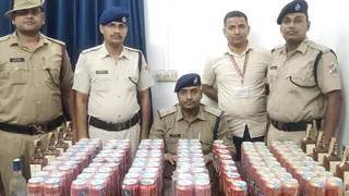 जब्त बियर के कैन के साथ धनबाद आरपीएफकी टीम। (फोटो साैजन्य)