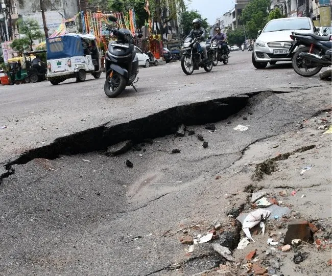 _kanpur pothole ridden roads  (1)
