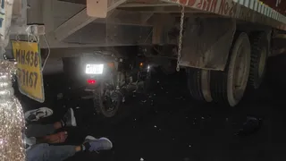 ट्रक के नीचे घुसी हुई बाइक।