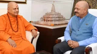 ट्रस्ट के महासचिव स्वामी गोविंददेव गिरि से मुलाकात करते नवनियुक्त सीईओ जितेन्द्र मिश्र।