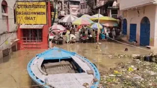 वाराणसी में गंगा का जलस्तर घटने से मिली राहत, पर बाढ़ की चुनौतियां बरकरार।