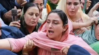 प्रदर्शन के दौरान हरसिमरत कौर बादल।