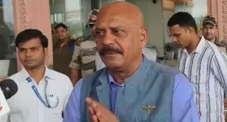 महर्षि वाल्मीकि अंतरराष्ट्रीय एयरपोर्ट पर मीडिया से बातचीत करते नवनियुक्त सीईओ एयर मार्शल जितेंद्र मिश्रा : जागरण
