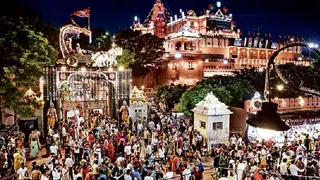 मथुरा में शुक्रवार को कृष्ण जन्माष्टमी के मौके पर पूजा-अर्चना करने के लिए श्रद्धालु रोशनी से जगमगाते श्री कृष्ण जन्मस्थान मंदिर परिसर में बड़ी संख्या में जुटे। प्रेट्र।