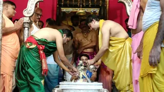 पंचगव्य से ठाकुर राधारमणलाल का किया महाभिषेक।