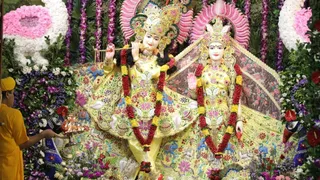 कान्हा के जन्म पर बांकेबिहारी मंदिर में गूंजा जयकारा।