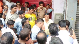 वाराणसी में सीवर जाम और जलभराव से आक्रोशित जनता का प्रदर्शन, विधायक ने दिया समाधान का निर्देश।