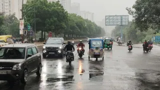 शनिवार की सुबह राजधानी और आसपास के शहरों के निवासियों को जलभराव और भारी ट्रैफिक जाम से जूझना पड़ा। यह तस्वीर नोएडा की है। सौरभ राय