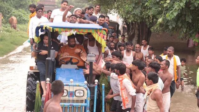 राघोपुर में ट्रैक्टर चलाकर बाढ़ पीड़ितों के बीच पहुंचे सांसद पप्पू यादव, लोगों को बांटे 500-500 रुपये
