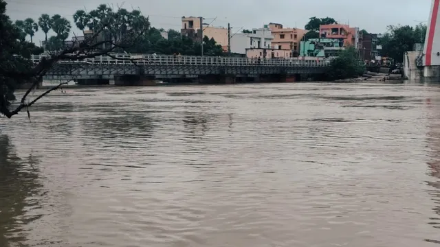 पटना में रात के अंधेरे में टूटा रिंग बांध, गांव में घुसा पुनपुन का पानी;  गुस्साए ग्रामीणों ने JE को बनाया बंधक - patna dam break punpun river floods  village je held