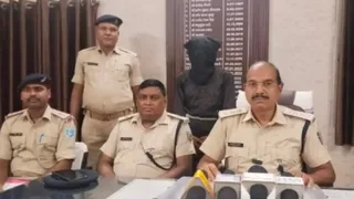 पुलिस ने खड़गपुर स्टेशन के पास घेराबंदी कर आरोपी असलम खान को धर दबोचा तथा मासूम आर्यन को सुरक्षित बचा लिया।