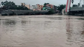 पुनपुन रेल पुल के करीब पहुंचा पानी। जागरण