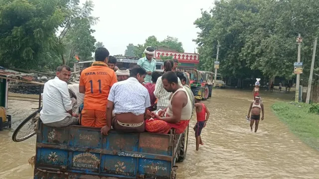 राघोपुर में बाढ़ से हाहाकार: पानी में डूबे 76 गांव, बिजली और नेटवर्क ठप; ट्रैक्टर से आवाजाही को लोग मजबूर
