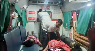 दुर्घटना के बाद घायलों को अस्पताल ले जाते एंबुलेंस कर्मी। जागरण