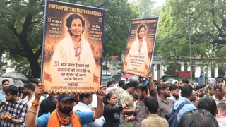 संसद मार्ग थाने के आने स्वतंत्र भारद्वाज के समर्थन में धरना प्रदर्शन करती भीड़। जागरण