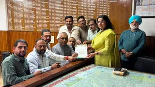 डीसी कार्यालय एसडीएम-1 शुभी आंगरा में ज्ञापन सौंपते हुए भाजपा कार्यकर्ता।