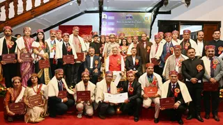 राज्यस्तरीय पुरस्कार प्राप्त करने वाले शिक्षक राज्यपाल कविन्द्र गुप्ता, तकनीकी शिक्षा मंत्री राजेश धर्माणी व शिक्षा मंत्री रोहित ठाकुर के साथ। जागरण