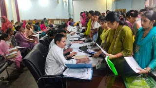 विकास भवन में कागजों का सत्यापन करातीं आंगनबाड़ी की आवेदक। जागरण
