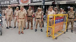 सुरक्षा व्यवस्था को लेकर शहर के घंटाघर पर मुस्तैद पुलिस। जागरण