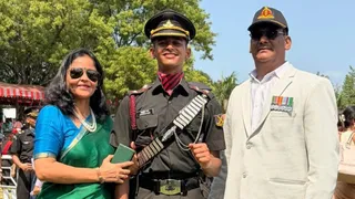 ओटीए चेन्नई में पासिंग आउट परेड के बाद माता-पिता संग सेफ्टिनेंट आशुतोष राणा। सौ. स्वजन