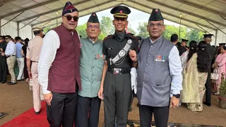 स्वजन के साथ लेफ्टिनेंट संकल्प सिंह।