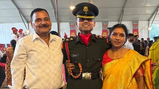 स्वजन के साथ सौरभ गुलैया। सौ. स्वजन
