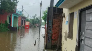 जलीलपुर में गांवों में भरा गंगा का पानी। जागरण
