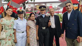 पासिंग आउट परेड के बाद परिजनों के साथ आशिता स्वामी।