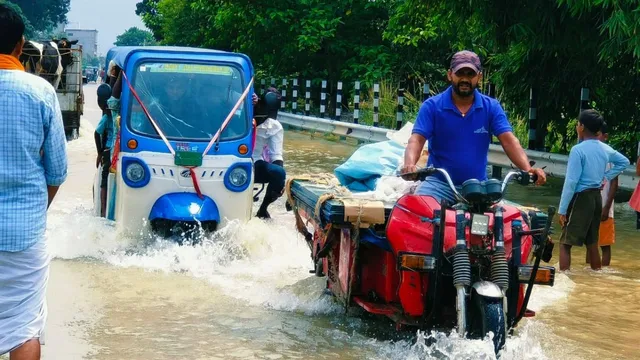 चारों तरफ सैलाब और 7 घंटे अंधेरा! भागलपुर NH-80 पर बहा गंगा का पानी; बाढ़ में लाइनमैनों ने पेड़ काटकर बहाल की बिजली
