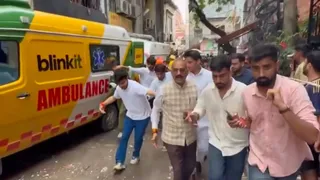 सत्य निकेतन इमारत ढही ब्लिंकिट एंबुलेंस ने की मदद बचाव कार्य जारी।