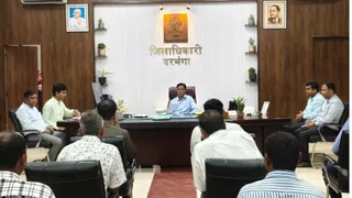 दरभंगा में बैठक की समीक्षा करते डीएम व अन्य।