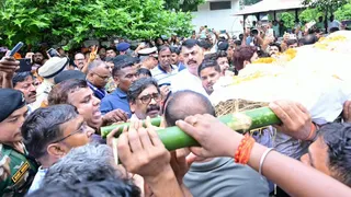 अंतिम यात्रा में सुदिव्य कुमार सोनू के पार्थिव शरीर को कंधा देते मुख्यमंत्री हेमंत सोरेन और अन्य। (फोटो जागरण)