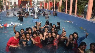 JLNMCH Bhagalpur New Hostel: जर्जर हॉस्टल के डर और किराए के मकान से मिलेगी मुक्ति। यह तस्वीर मेडिकल कॉलज में सरस्वती पूजा के समय की है।